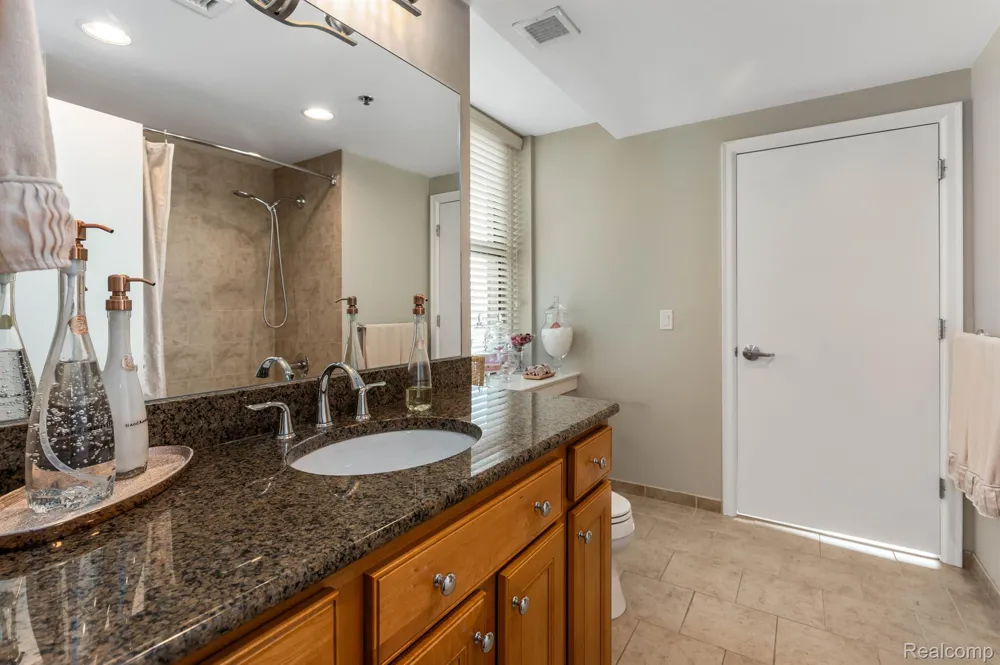 525 W Lafayette Boulevard #16B Detroit City, MI 48226