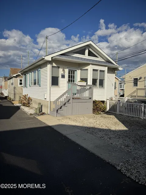 120 W Chadwick Way