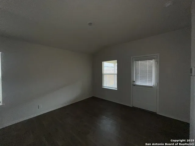 324 Middle Green Loop Floresville, TX 78114