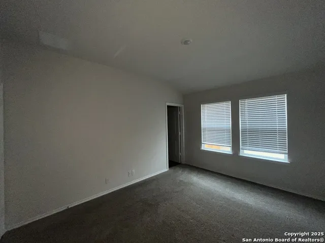 324 Middle Green Loop Floresville, TX 78114