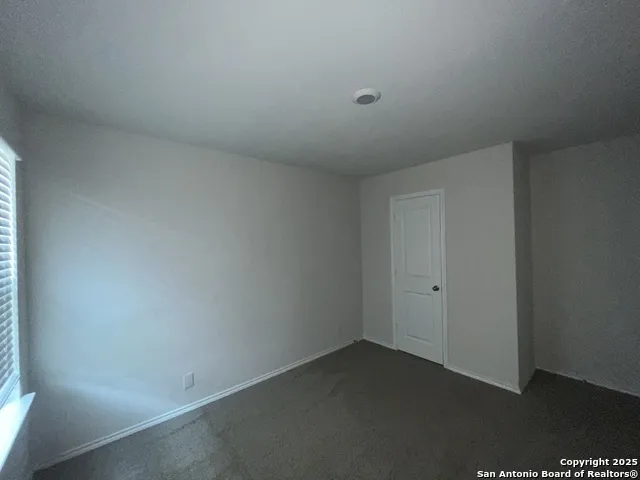 324 Middle Green Loop Floresville, TX 78114