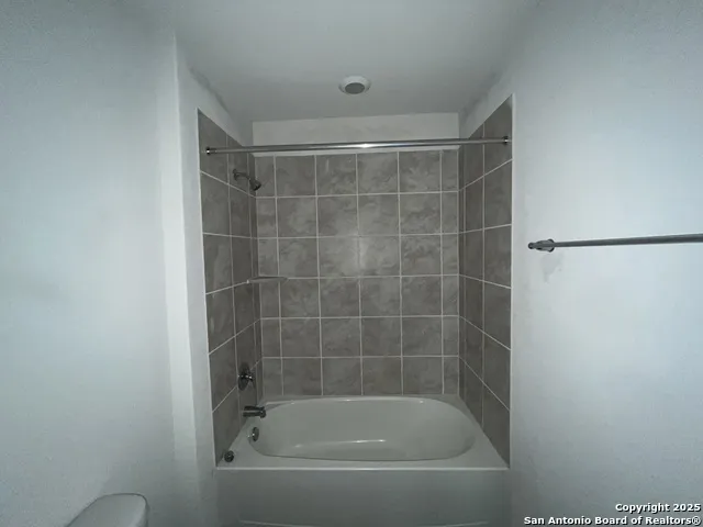 324 Middle Green Loop Floresville, TX 78114