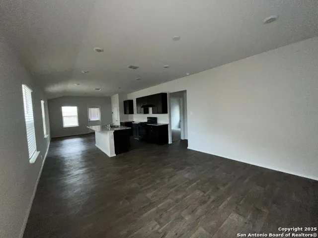 324 Middle Green Loop Floresville, TX 78114