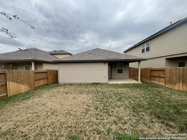 324 Middle Green Loop Floresville, TX 78114