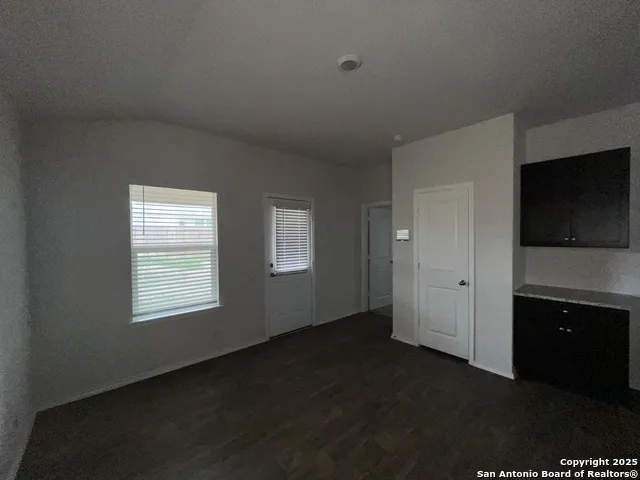 324 Middle Green Loop Floresville, TX 78114