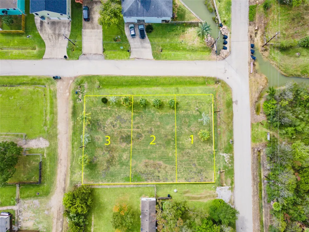2 Avenue L Bacliff, TX 77518