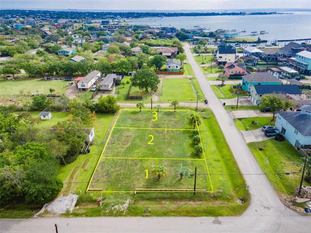 2 Avenue L Bacliff, TX 77518