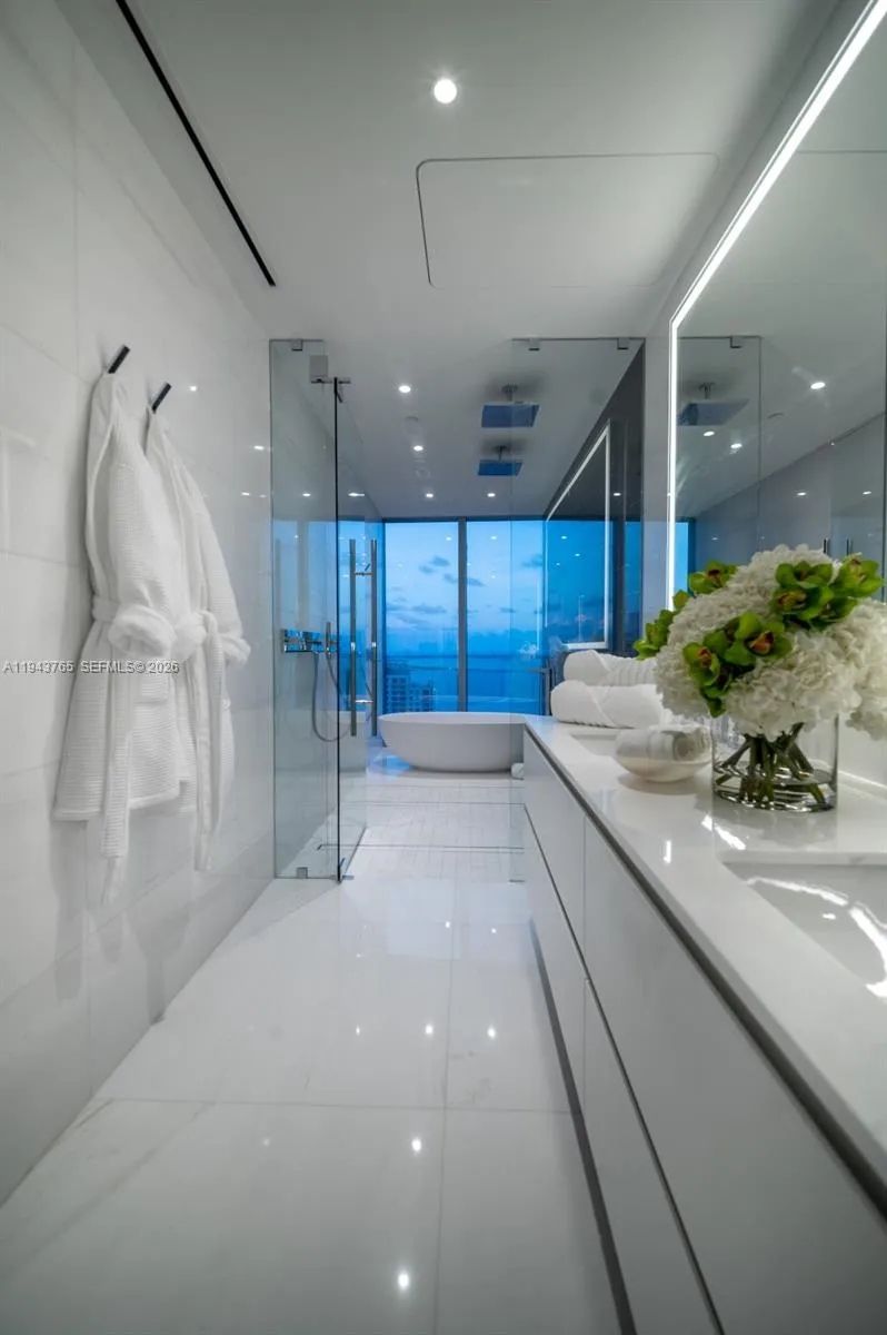 300 Biscayne Blvd Way #3403 Miami, FL 33131