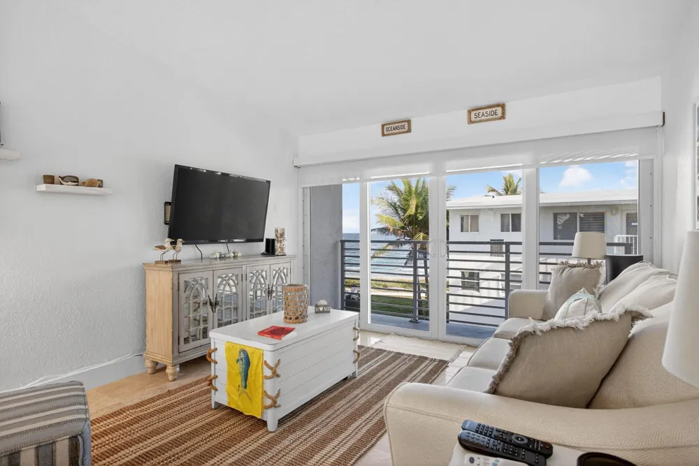 1043 Hillsboro Mile #19C