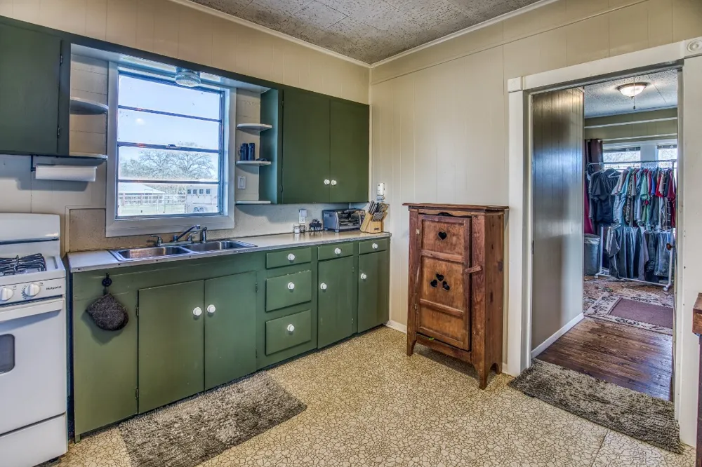 9354 Fm-2780 Burton, TX 77835