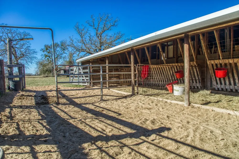 9354 Fm-2780 Burton, TX 77835