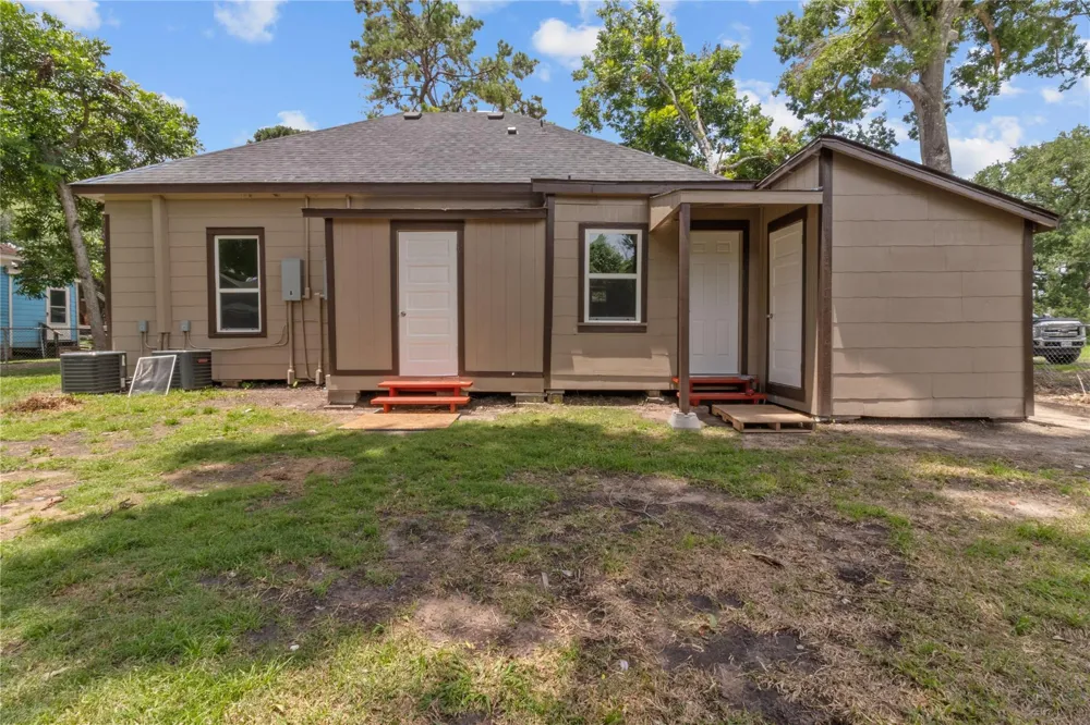 436 E Peach Street #B Angleton, TX 77515