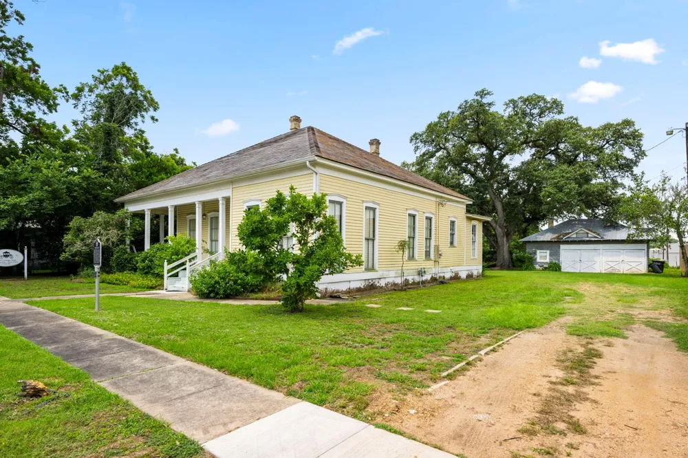 1118 Prairie Street Columbus, TX 78934