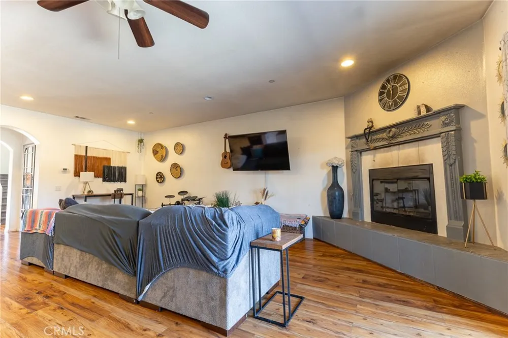 14176 Kiowa Apple Valley, CA 92307