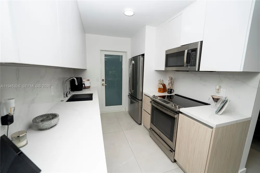 881 Ocean Dr #TH15 Key Biscayne, FL 33149