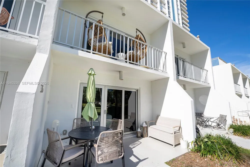 881 Ocean Dr #TH15 Key Biscayne, FL 33149