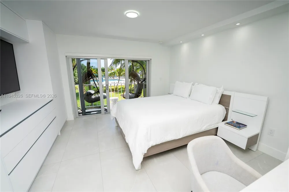 881 Ocean Dr #TH15 Key Biscayne, FL 33149