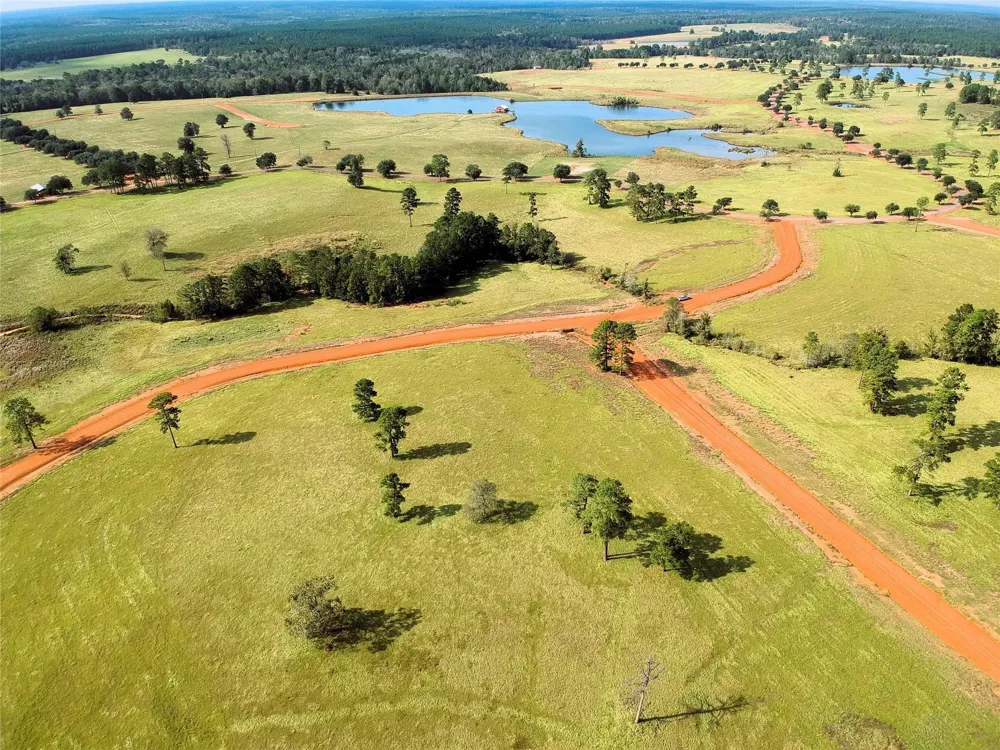 88 Lakeland Loop Hillister, TX 77624