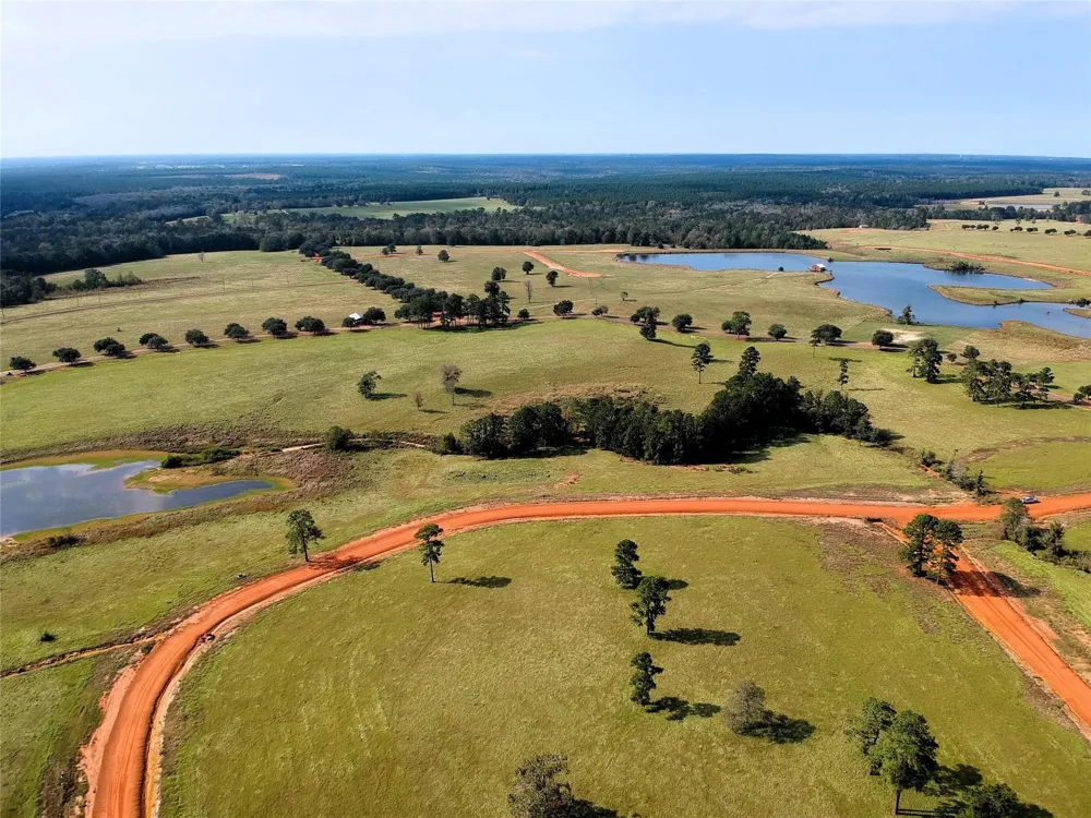 88 Lakeland Loop Hillister, TX 77624