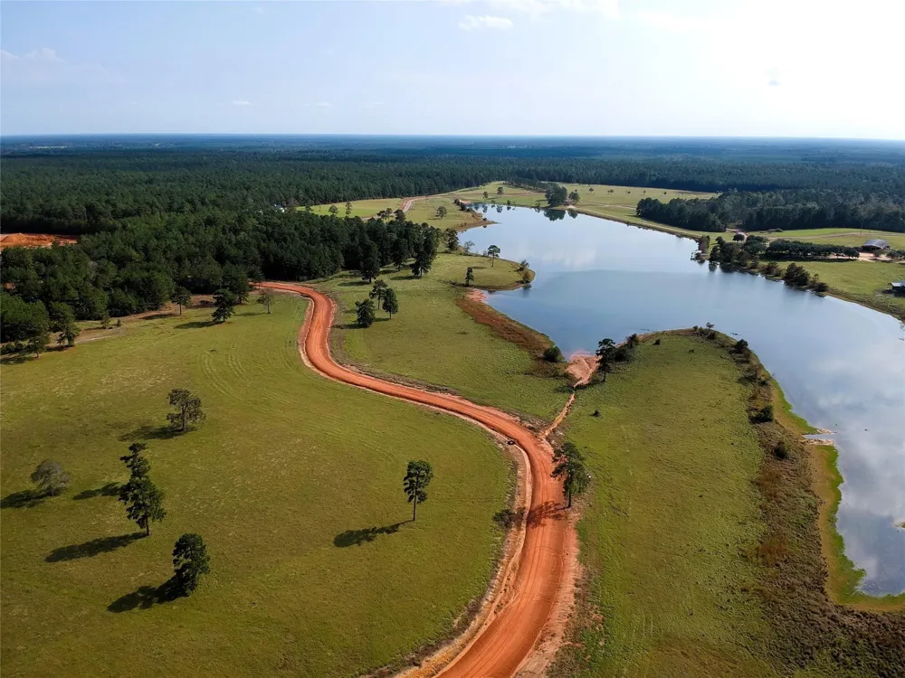 88 Lakeland Loop Hillister, TX 77624