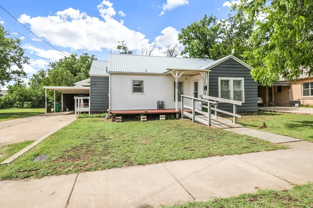 605 W Walnut Street Coleman, TX 76834
