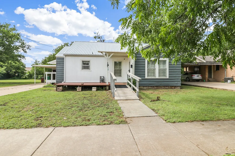 605 W Walnut Street Coleman, TX 76834