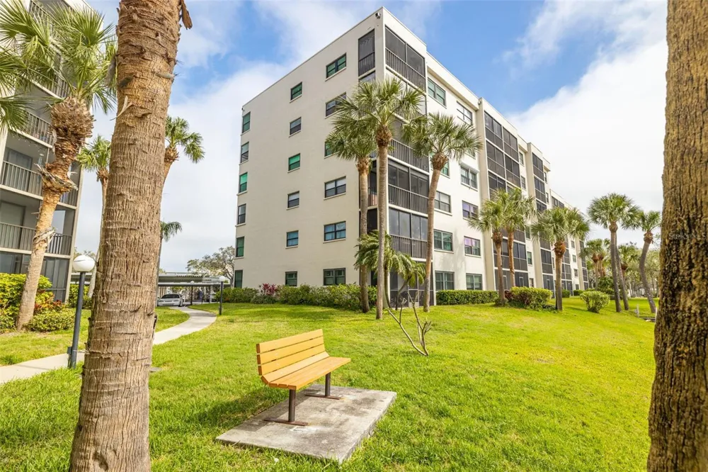 1316 PASADENA AVENUE S #204 South Pasadena, FL 33707
