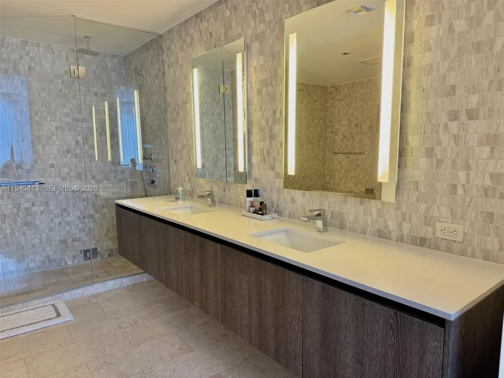 68 SE 6th St #903 Miami, FL 33131