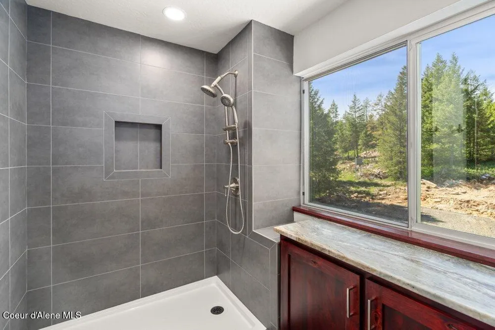 141 Amaze Way Athol, ID 83801
