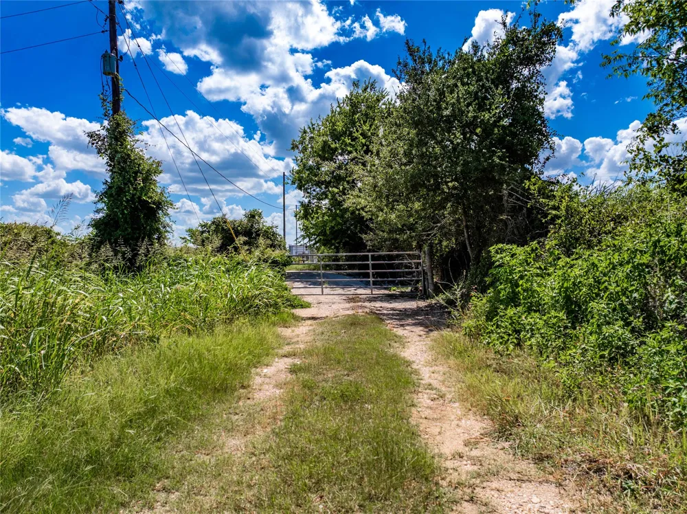 CR 253 Weimar, TX 78962