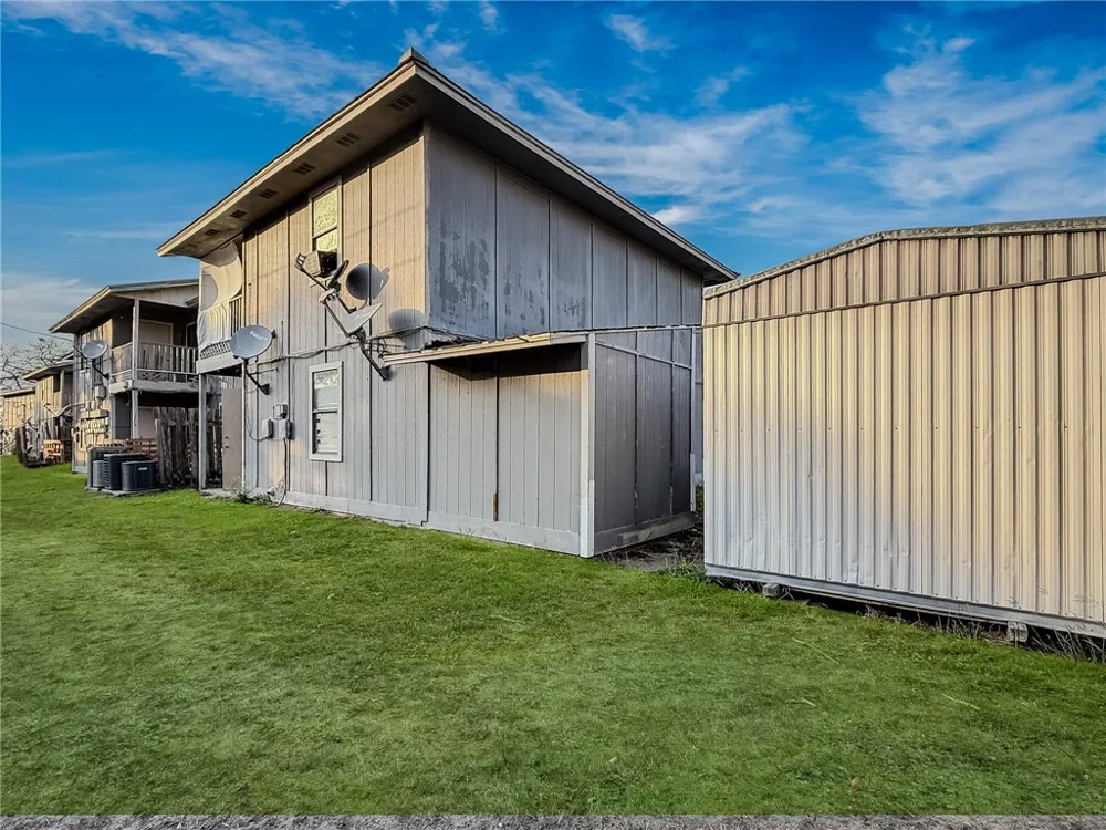 1870 King David Three Rivers, TX 78071