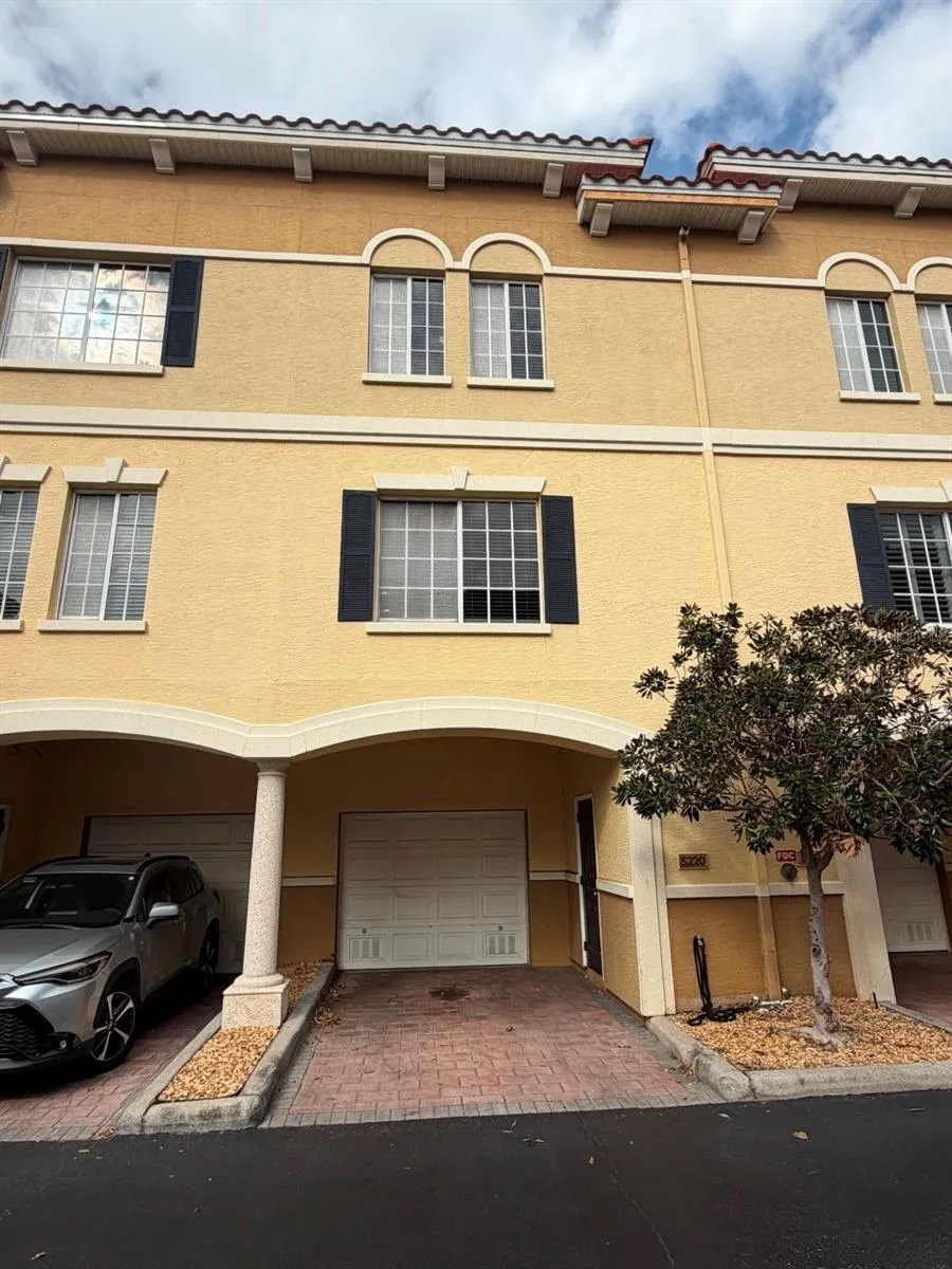 5220 W KENNEDY BOULEVARD