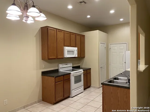 707 Dallas Pleasanton, TX 78064