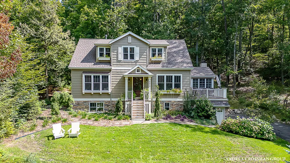 8863 Lakeshore Drive