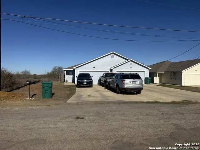 1103 Maple Jourdanton, TX 78026