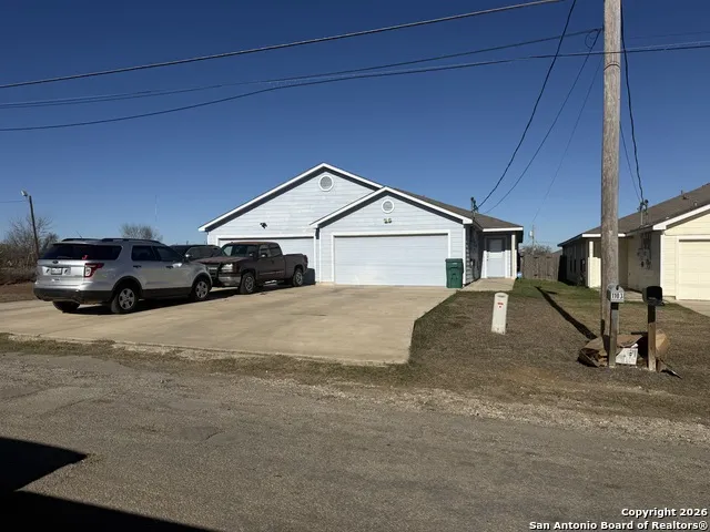 1103 Maple Jourdanton, TX 78026