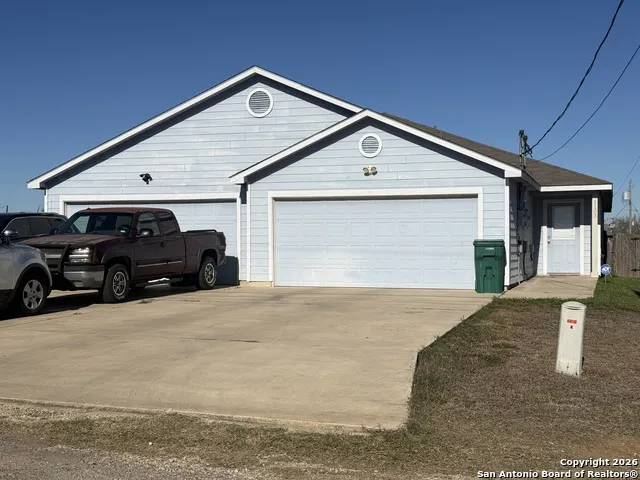 1103 Maple Jourdanton, TX 78026