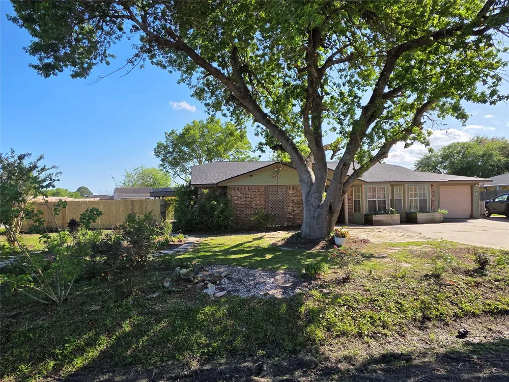 2414 Goldenrod Street Highlands, TX 77562
