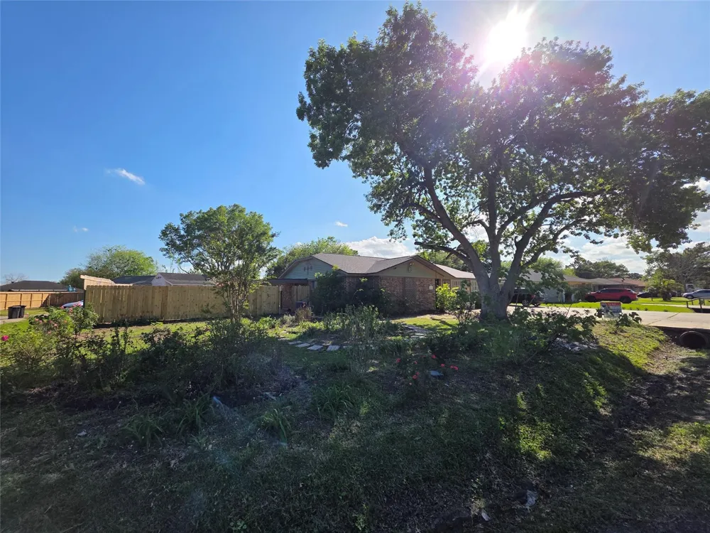 2414 Goldenrod Street Highlands, TX 77562