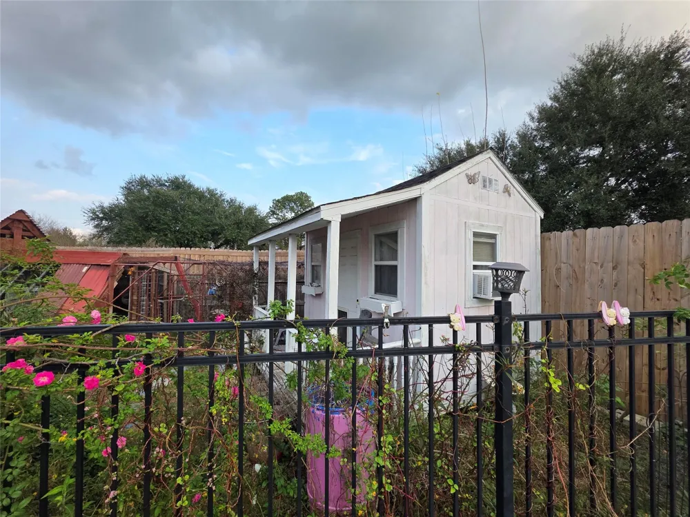 2414 Goldenrod Street Highlands, TX 77562