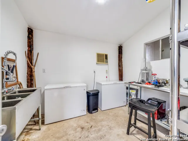6472 Bluntzer Rd Jourdanton, TX 78026