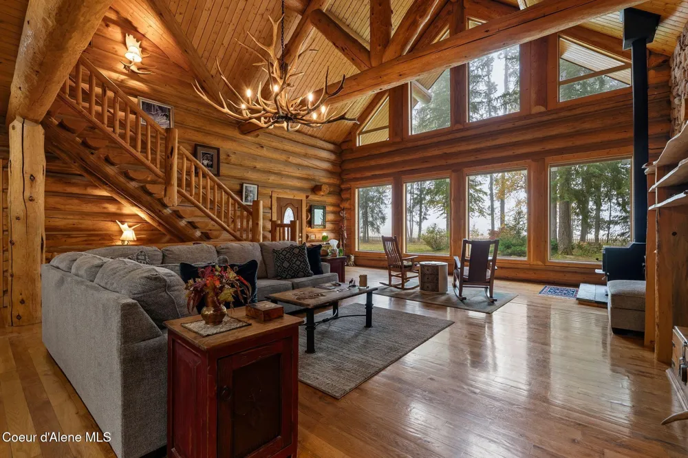 8031 Lakeshore Drive Sagle, ID 83860