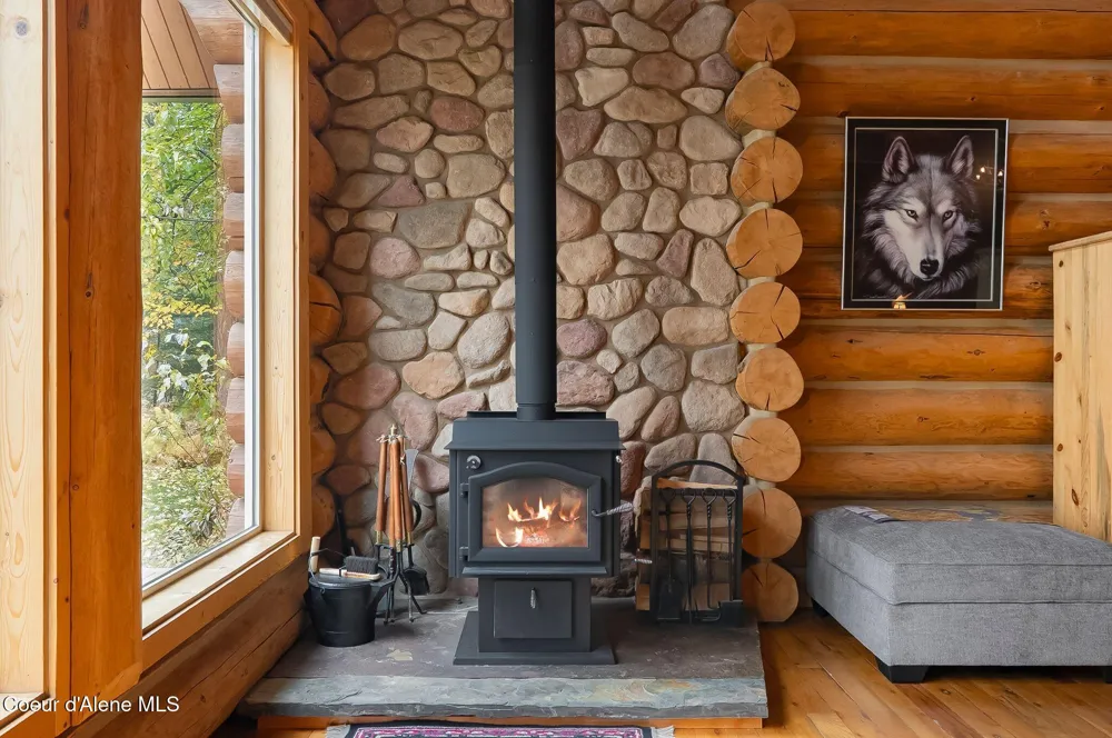 8031 Lakeshore Drive Sagle, ID 83860