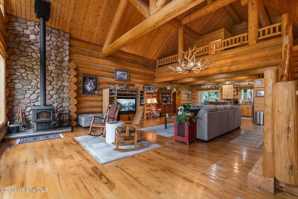 8031 Lakeshore Drive Sagle, ID 83860
