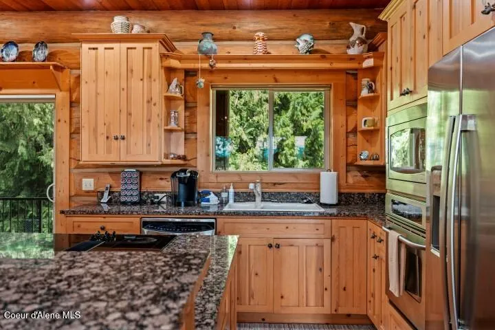 8031 Lakeshore Drive Sagle, ID 83860