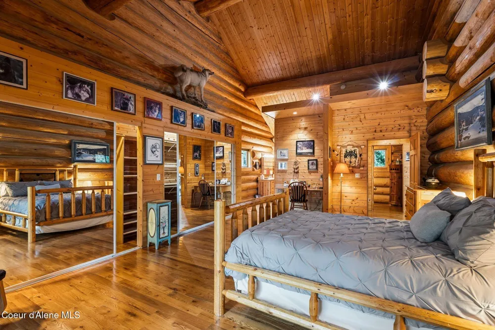 8031 Lakeshore Drive Sagle, ID 83860