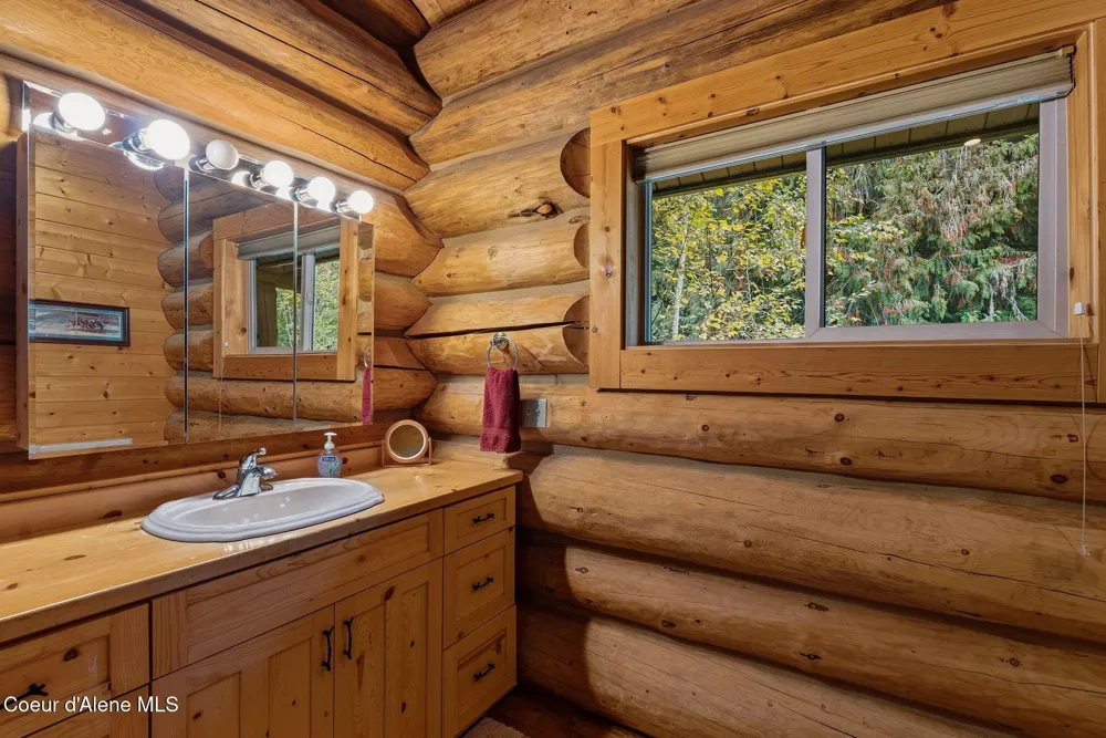 8031 Lakeshore Drive Sagle, ID 83860