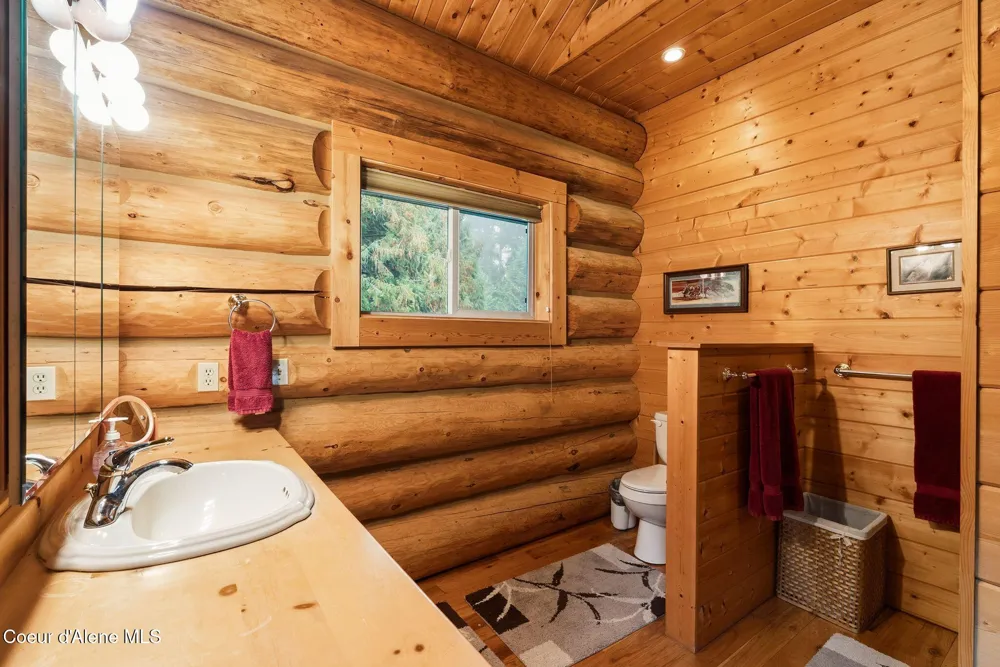 8031 Lakeshore Drive Sagle, ID 83860