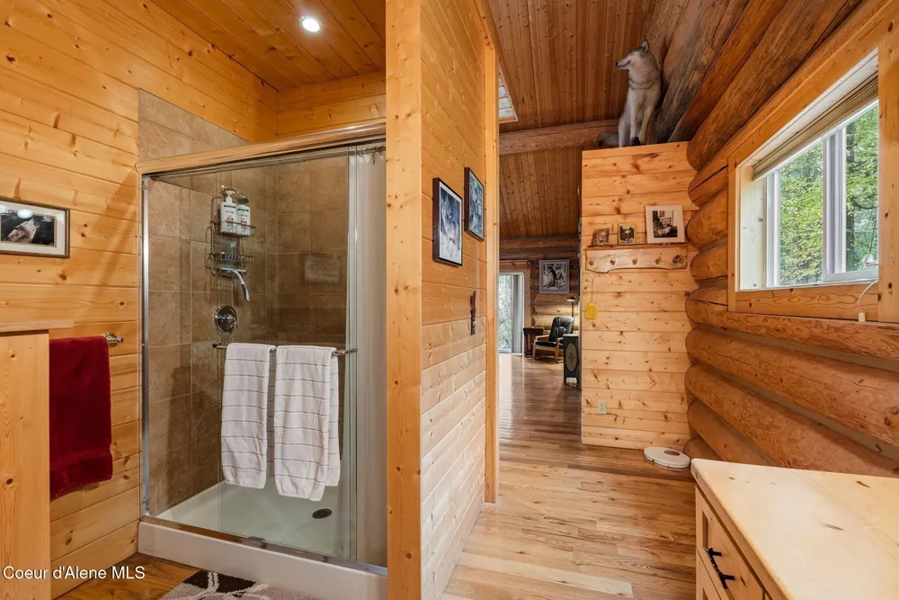 8031 Lakeshore Drive Sagle, ID 83860