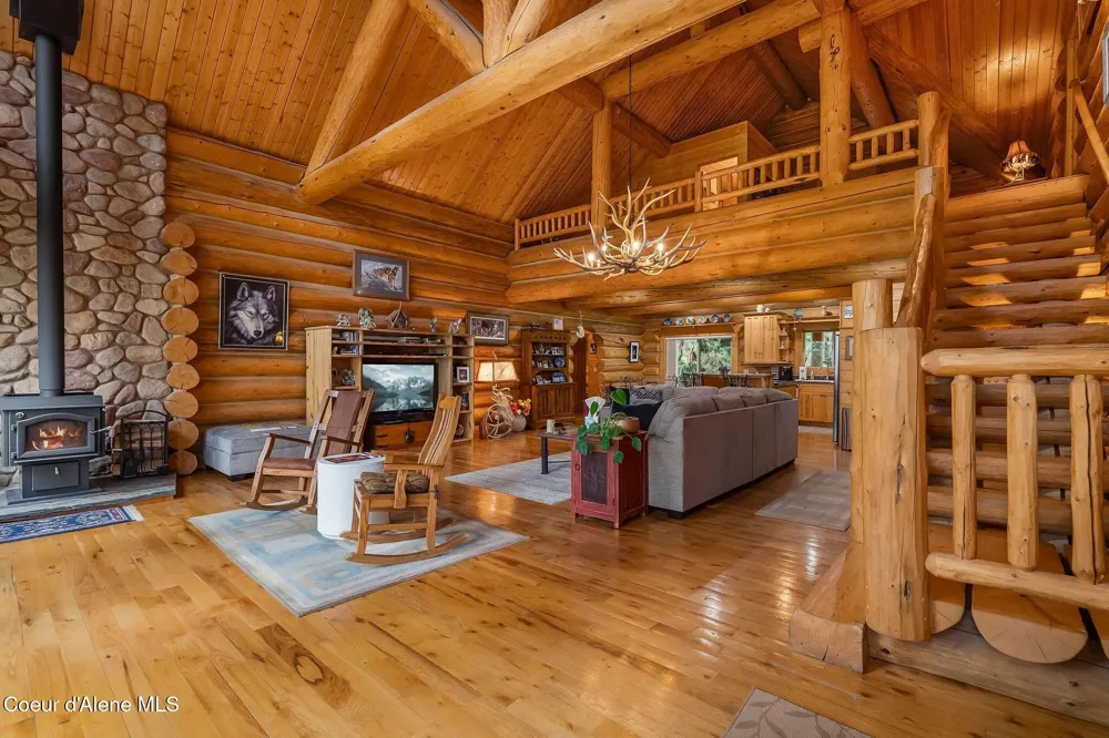 8031 Lakeshore Drive Sagle, ID 83860